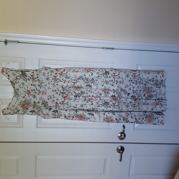 Lovely NEW Dress - Picture 9 of 12